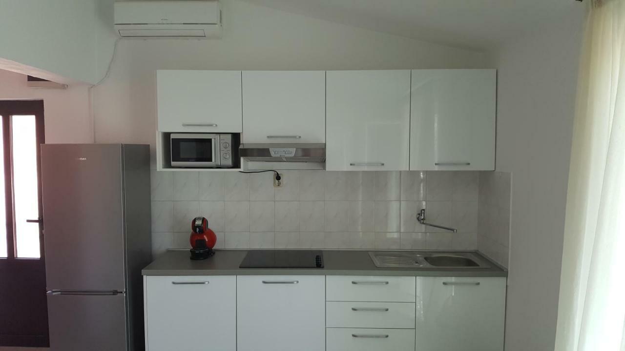 Apartment Joke Razanj Luaran gambar