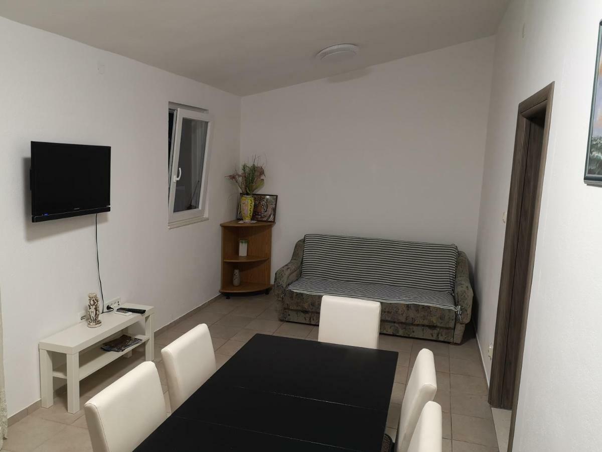 Apartment Joke Razanj Luaran gambar